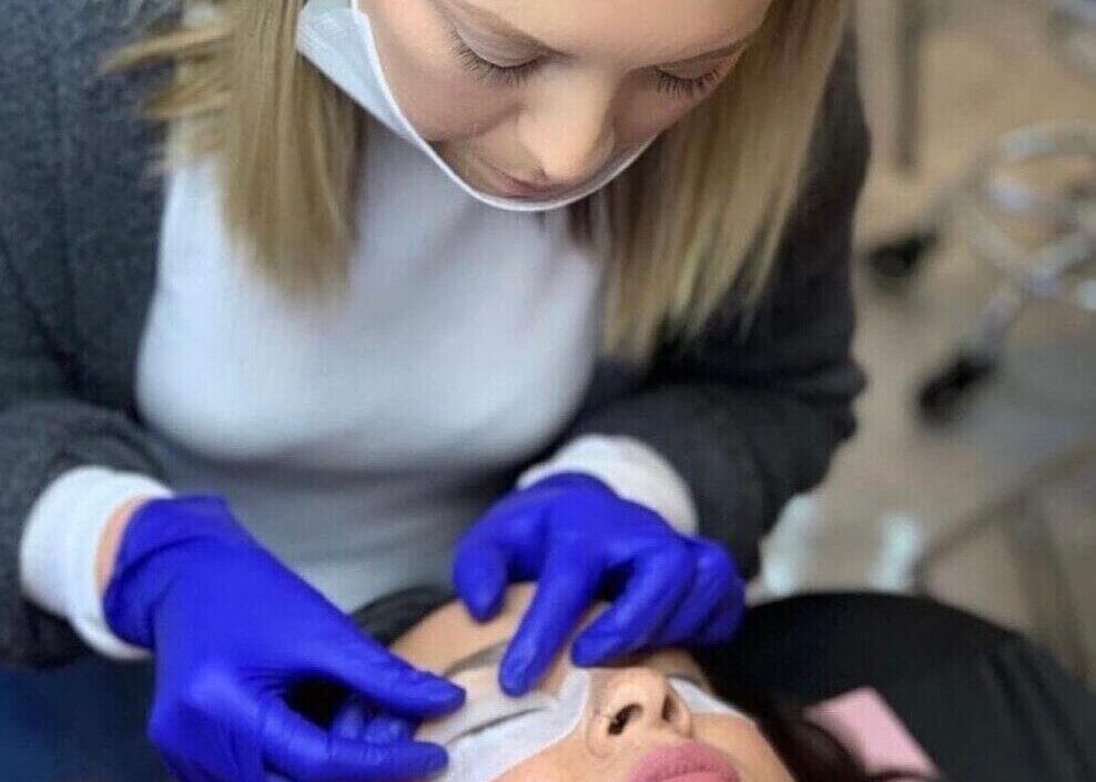 Naomi Poshneh doing a lash lift